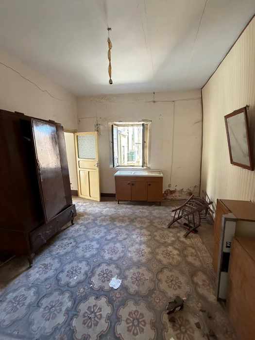 Un bărbat a cumpărat 3 case cu 3 euro. Ce s-a întâmplat imediat după ce a devenit proprietar