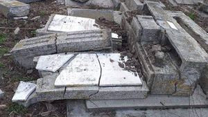 Cei trei tineri care au devastat cimitirul evreilor din Huși au fost trimiși în judecată. Ce sancțiune o să primească minorii