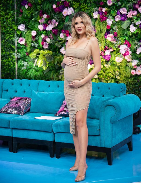Anunțul lui Emily Burghelea a împărțit internetul: ”Numai cântăreață nu mai erai!” / ”Sexy și frumoasă!”