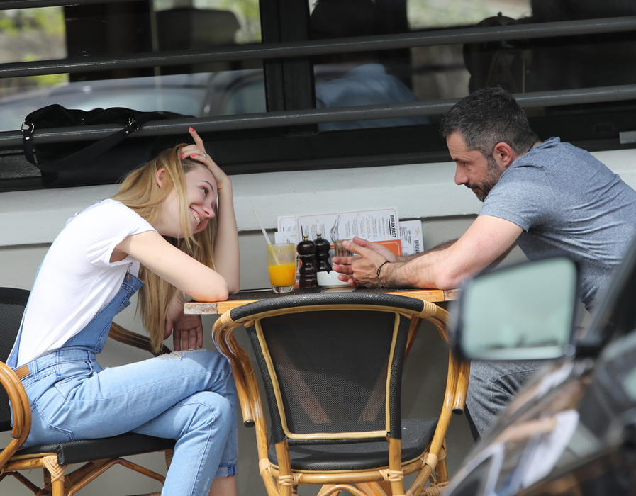Ștefan Lungu s-a bucurat de compania unei blonde la terasă