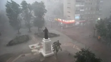 Vantul a facut RAVAGII in Bucuresti! Un sofer a trait clipe de GROAZA cand si-a vazut masina in parcare