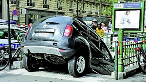 Unde a ajuns un sofer neatent. Cu Dacia Duster la metroul parizian