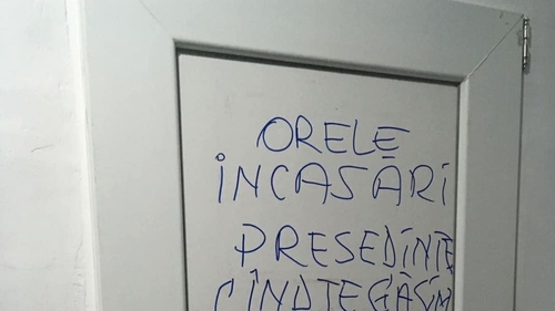 Președinte de bloc, amenințat de locatari în cel mai original mod. Ce a apărut pe ușa Administrației depășește orice imaginație