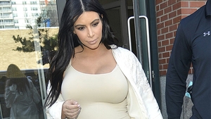 A devenit pentru a doua oară mămică în urmă cu câteva luni, dar a scăpat de kilogramele în plus! Dieta pe care a ţinut-o KIM KARDASHIAN pentru a avea o siluetă de vis