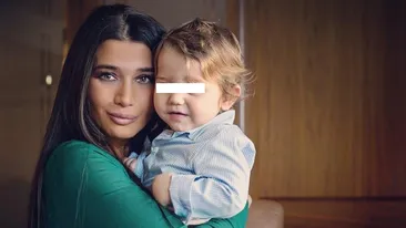 EBA e mămică model! Imagini de senzaţie cu fiica lui BĂSESCU la mare