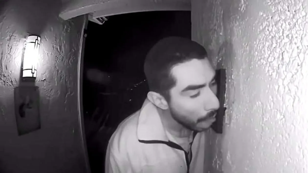 Motivul pentru care un bărbat a lins soneria unei case timp de trei ore!