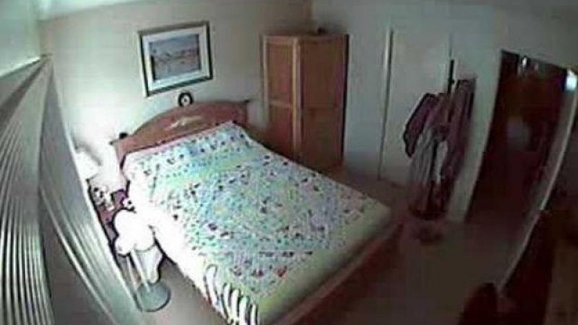 A montat camere video în camera fiului său ca să vadă când face dragoste cu prietena sa, dar nu se aştepta la asta! De ce surpriză a avut parte