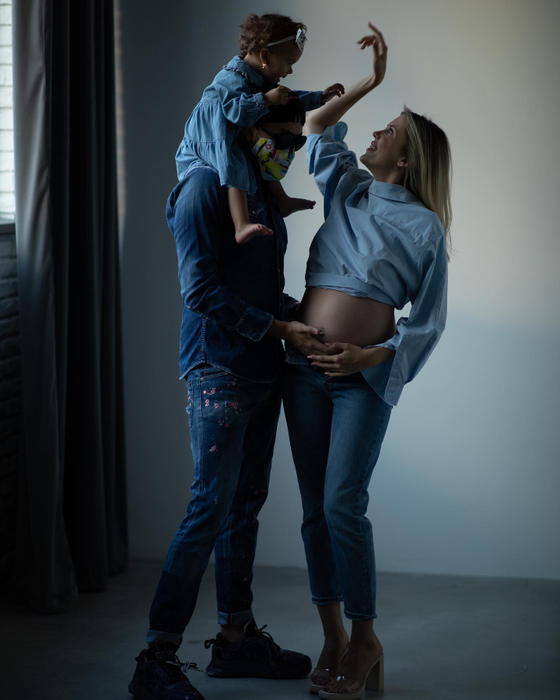Emily si soțul ei, Andrei se bucură de cei doi copii (Foto: Facebook)