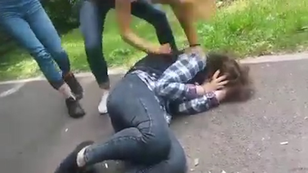 Adolescentă bătută cu sălbăticie de trei colege