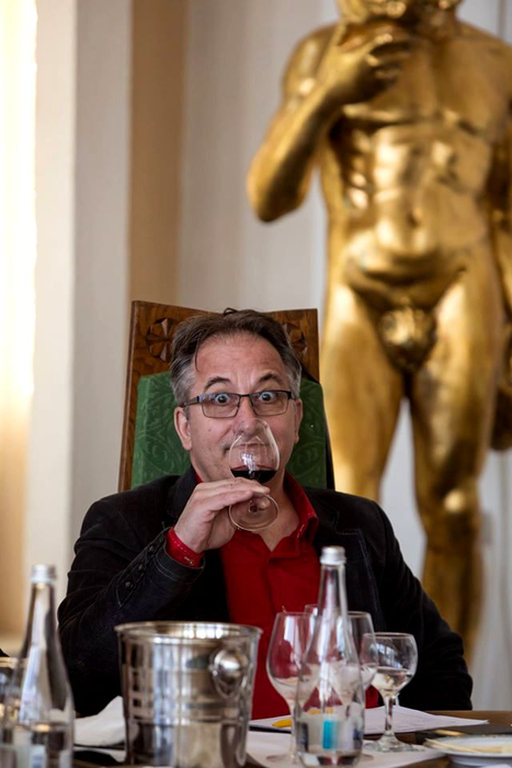 Ce s-a întâmplat cu actorul de la Divertis care îl imita perfect pe Ion Iliescu. Ce face acum Cristian Grețcu pentru bani, după ce s-a retras din televiziune
