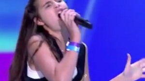 Video fenomenal! Pustoaica asta de 13 ani a ingenuncheat juriul si publicul la X Factor - Britney Spears se lasa de cantat, iar Simon Cowell a ramas prost