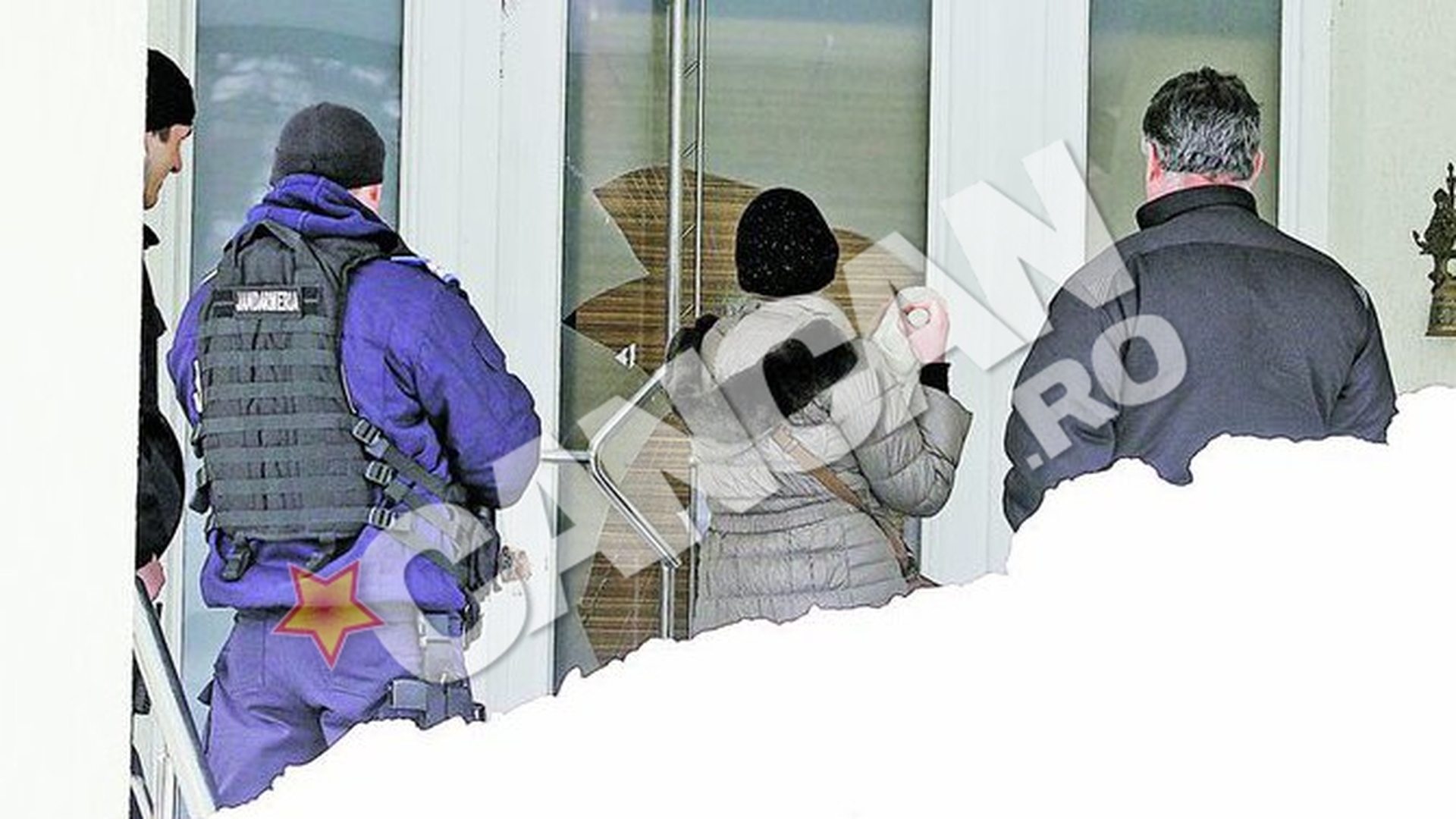 Asediu la locuinta "Regelui imobiliarelor"! Milionarul Uzunov, atacat cu statuia si tesla