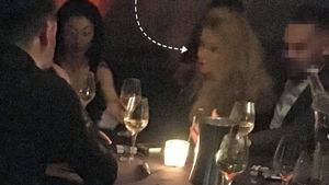 A trecut peste scandalul cu tatăl copilului! Roxana Vaşniuc, flirt cu şampanie la o ”masă de şmecheri” în LOFT