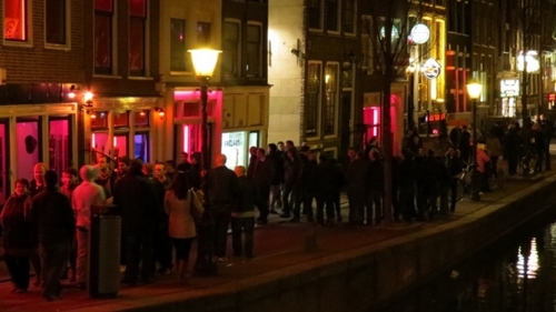 Cluburile Cartierului Roșu din Amsterdam, luate cu asalt în timpul crizei coronavirusului. Olandezii stau la cozi uriașe pentru a-și completa stocurile de...