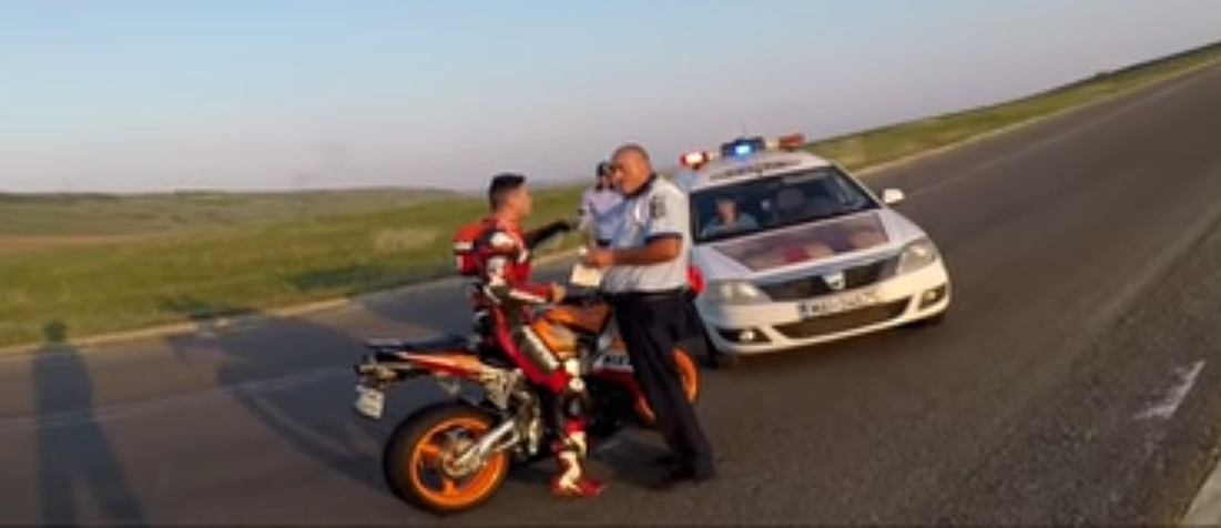 Un polițist i-a făcut o mărturisire șocantă unui motociclist pe care l-a surprins în timp ce făcea burnout-uri pe un drum din Botoșani