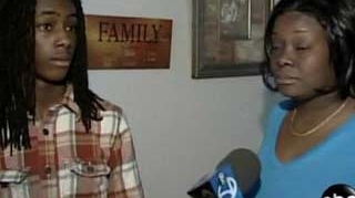 VIDEO Un politist din Newark filmat in timp ce batea un adolescent