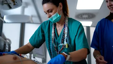 Salariu asistentă medicală 2026. Cât câștigă în România în comparație cu alte țări