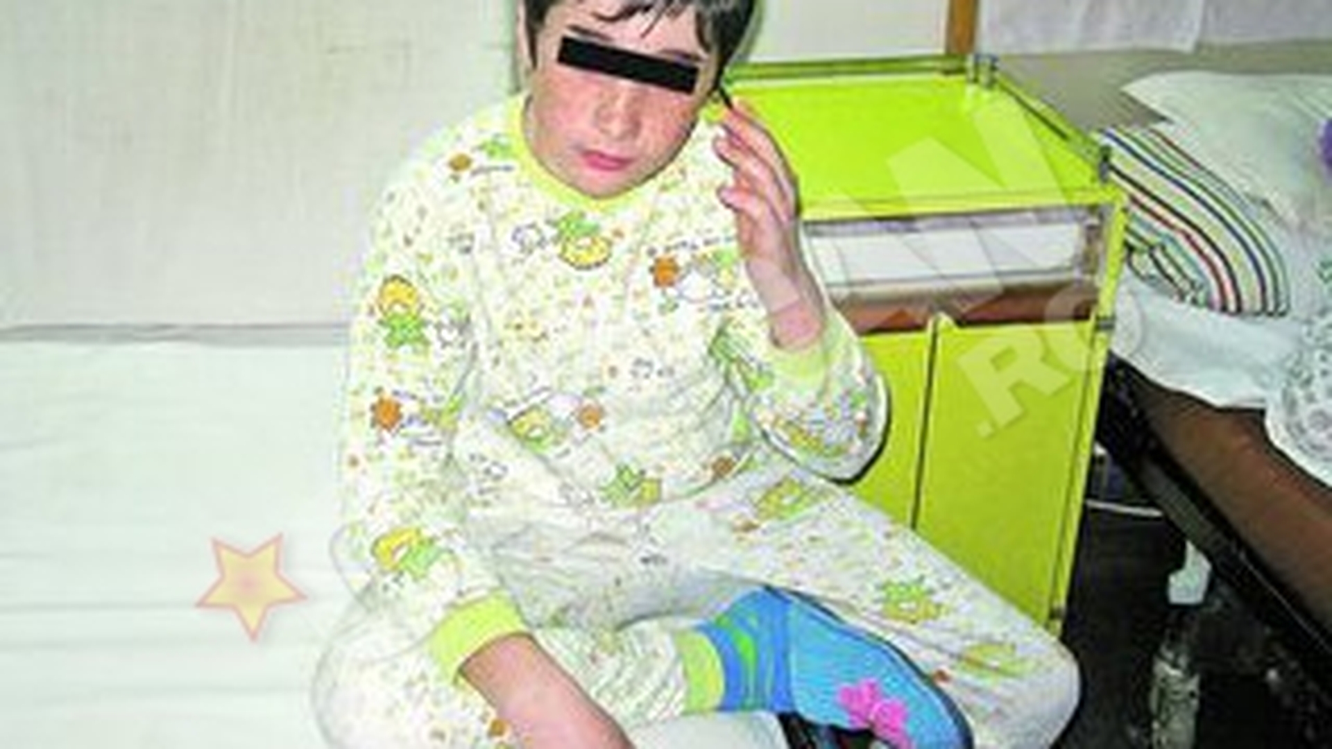Copil batut pentru trei cornuri