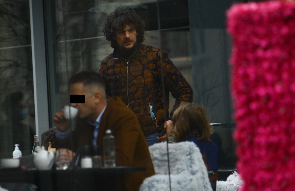 În timp ce s-a bucurat de băuturile comandate, Tudor Chirilă a vorbit la telefon cu un prieten și, ulterior, s-a întors la discuțiile începute cu persoanele care l-au însoțit © CANCAN.RO