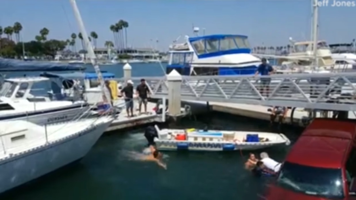 Operațiune de salvare contracronometru, după ce un șofer a plonjat cu mașina în apa unui port