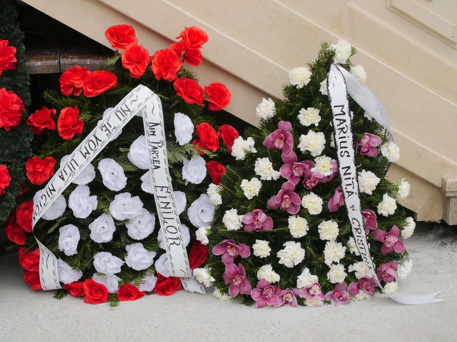 Biserica, dar şi curtea bisericii au fost umplute de sute de coroane şi flori, aduse de cei care au iubit-o pe Ileana Ciuculete, însă la cimitir a mai ajuns doar o mică parte din acestea.