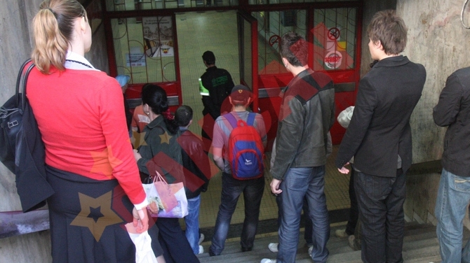 S-a aruncat sub metrou, din dragoste