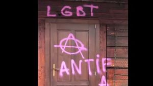 O biserică din Capitală a fost vandalizată. BOR acuză comunitatea LGBT. Ce mesaje au lăsat pe pereții lăcașului sfânt