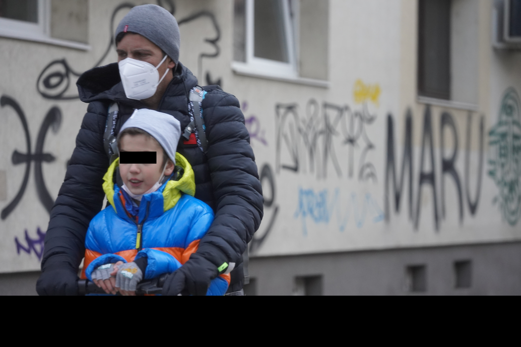 Lucian Viziru și-a amintit de scenele de amor filmate alături de Nicoleta Luciu, în “Lacrimi de iubire”. “Zici că eram doi handicapați. Încercam să…”