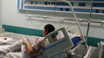 Imagine virală cu o asistentă de la spitalul Grigore Alexandrescu! S-a urcat în pat lângă o fetiţă şi ce a urmat a impresionat o lume întreagă