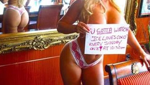 Coco-Pitzipoanca iti arata cum trebuie sa iti faci reclama ca sa supravietuiesti in showbiz! In sanii goi si cu fundul la vedere!