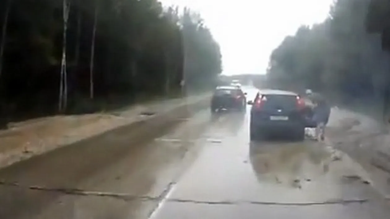 O sa tremuri dupa ce vezi asta! Gestul de 1 milion de LIKE-uri facut de un tata inainte ca o masina sa ii loveasca fetita!