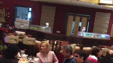 Are gusturi rafinate de mic! Gabri Firea isi invata fiul sa manace sushi. Micutul, rasplatit de tata pentru ca a mancat tot!