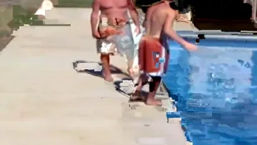 L-a aruncat in piscina si a fost injurat!