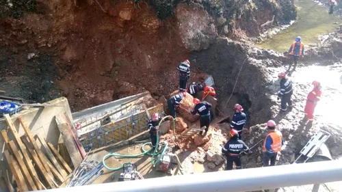 Tragedie în Hunedoara. Cei trei muncitori prinşi sub un mal de pământ au murit