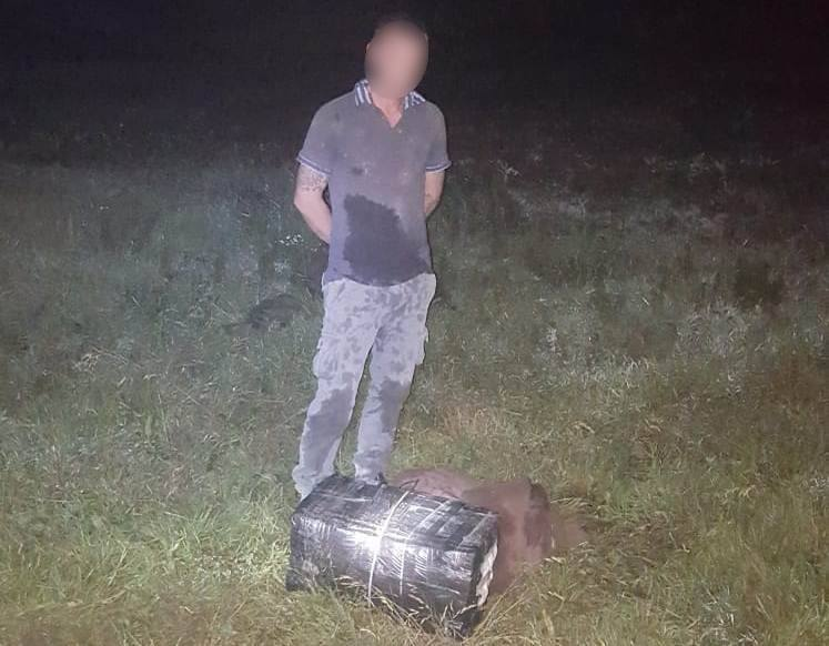 Suspectul a fost prins când recupera țigările