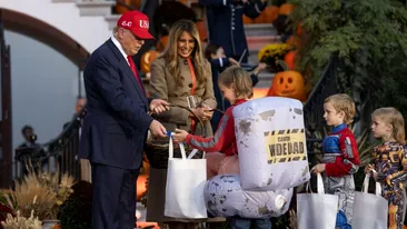 Melania și Donald Trump au avut un Halloween pe cinste! Cum au decorat Casa Albă și ce au primit copiii din partea lor