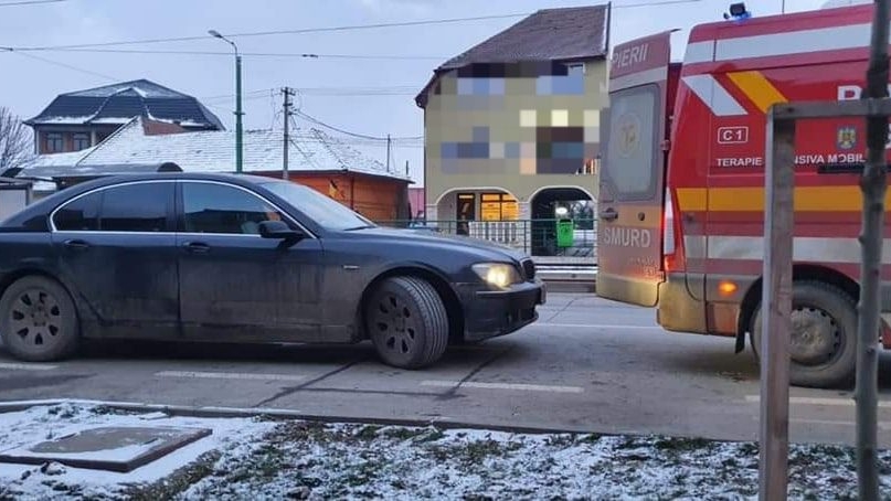 Ambulanță care urma să preia o persoană în comă, blocată de un șofer în Arad