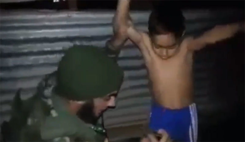 Video incredibil. Un copil de 7 ani purta asupra lui o bombă, iar un soldat din Irak a…