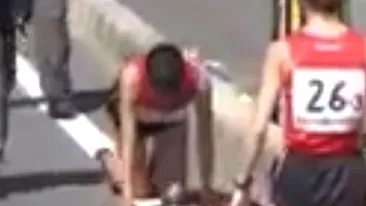 VIDEO. Atenție, imagini cu un puternic impact emoțional! O atletă s-a târât în genunchi până la final, pentru ca echipa ei să nu fie descalificată