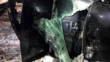 Șoferul unui TIR a provocat un grav accident în Cluj-Napoca! În urma impactului, mașina condusă de o femeie s-a răsturnat