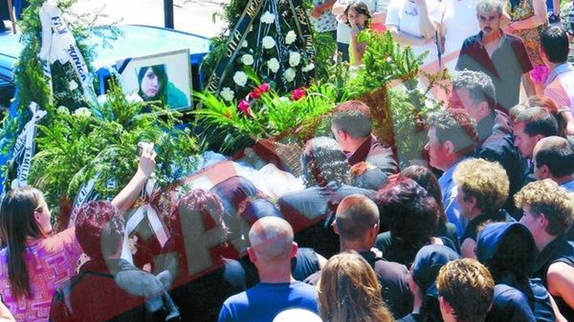 I-au facut slujba in biserica elevei sinucigase