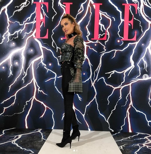 Flavia Mihășan, cu un decolteu obraznic pe covorul întins pentru gala revistei ELLE. Fosta asistentă de la Neatza, criticată de o fană care a comparat-o cu Loredana Groza