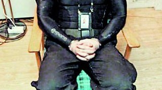 In prima zi de proces, Anders Behring Breivik, "macelarul din Norvegia", a efectuat salutul nazist in fata rudelor victimelor!