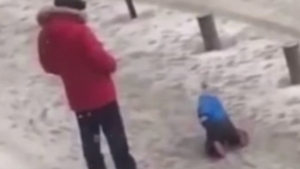 Un bărbat, filmat cum îşi loveşte cu bestialitate copilul, pentru că micuţul nu putea să meargă pe gheaţă! Imagini cu puternic impact emoţional