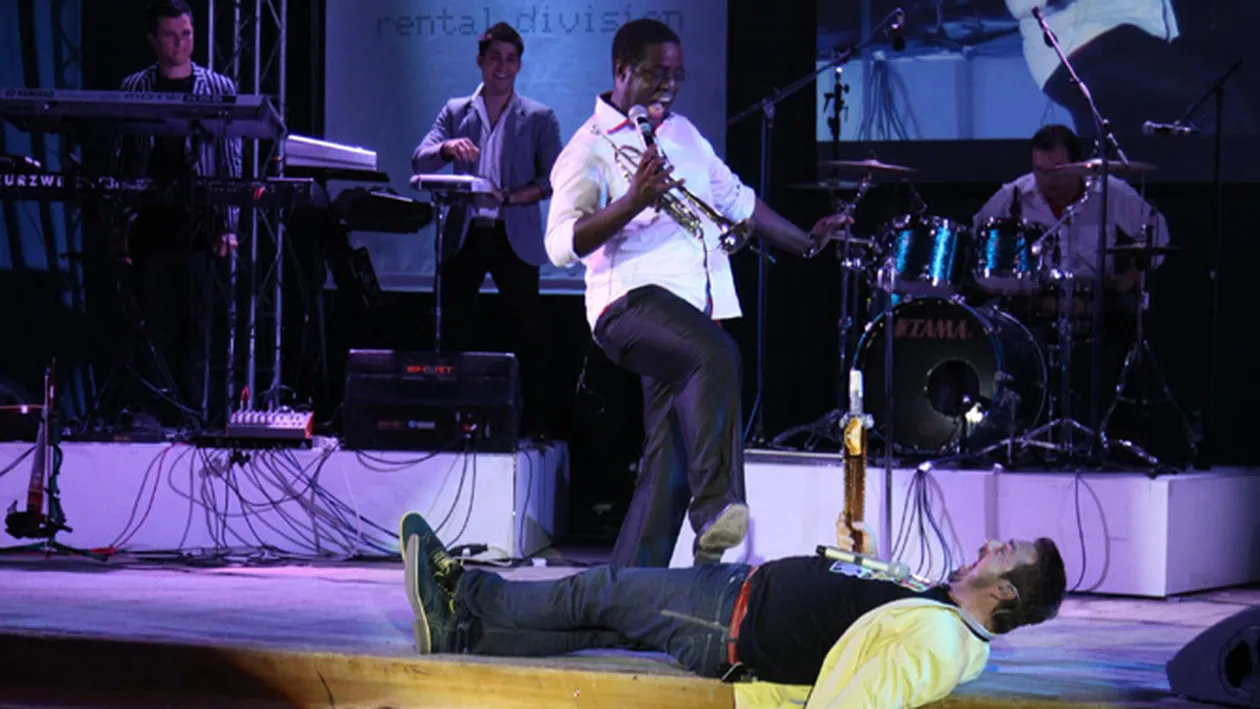 Horia Brenciu, doborat pe scena! Vezi ce lovitura sub centura i-a aplicat un coleg chiar in timpul unui concert!