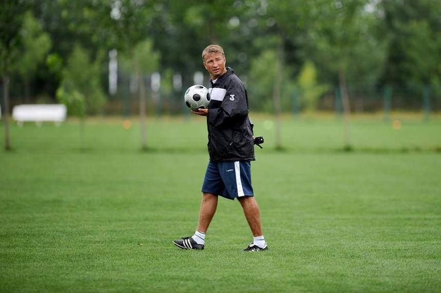 Cine este soția lui Dan Petrescu, de fapt. Fostul fotbalist are 3 fete frumoase, dar care nu locuiesc în țară
