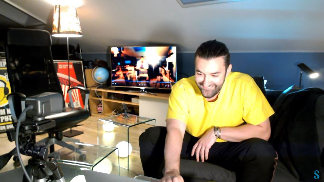 Gina Pistol, filmată în timp ce îl sărută pe Smiley: “Te iubesc”. Cum a reacționat prezentatorul de la Românii au Talent și dezvăluirile făcute despre viața lor în vreme de coronavirus | VIDEO