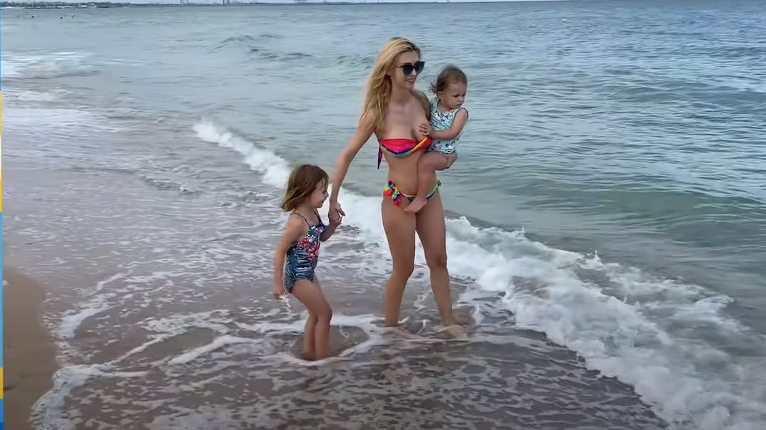 Andreea Bălan, gafă în timp ce se afla la piscină cu fiicele. I s-au văzut zonele intime prin costumul de baie alb și decupat | VIDEO
