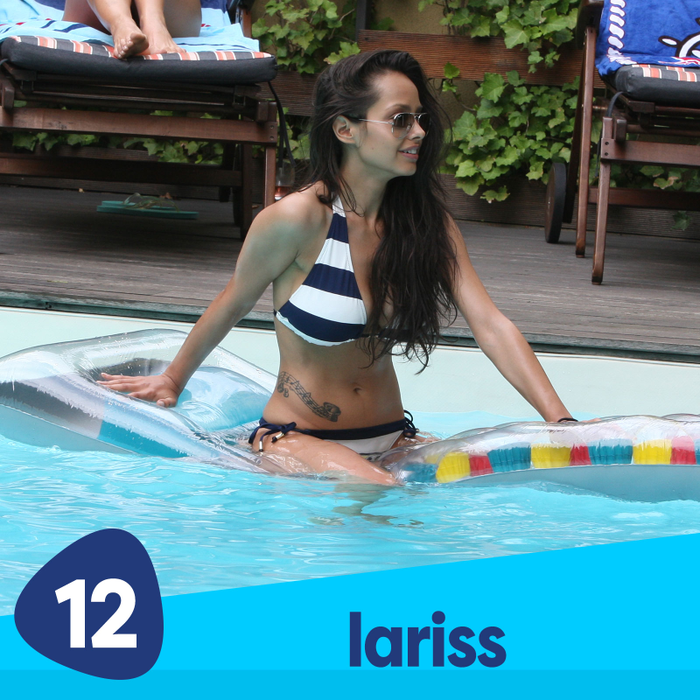 Lariss, sexy și jucăușă la plajă