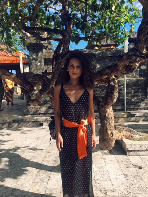 AMI, fotografii incediare în Bali! Uite în ce ipostaze sexy s-a pozat cântăreaţa